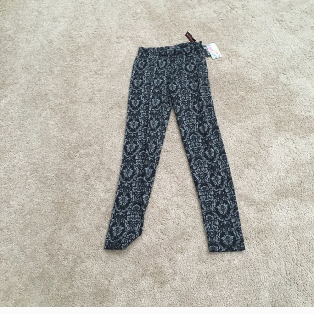Grey Damask pattern on black legging Med/FREE with purchase!! 🎁
